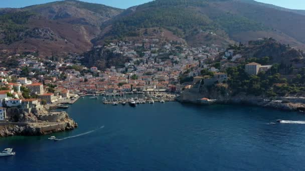 Vue aérienne de la vieille ville d'Hydra et de la marina ou du port maritime, Grèce - vidéographie par drone — Video