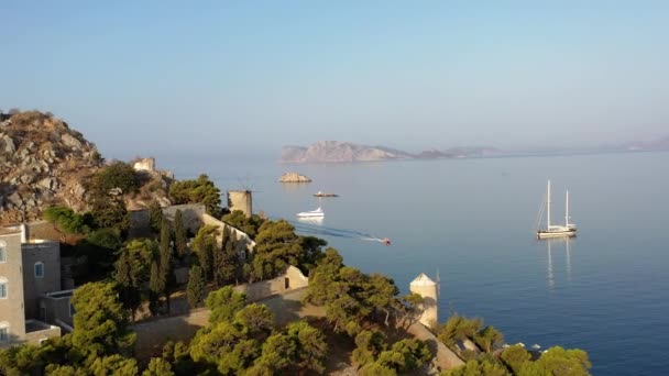 Veduta aerea della città vecchia di Idra e marina o porto marittimo, Grecia - drone videografia — Video Stock