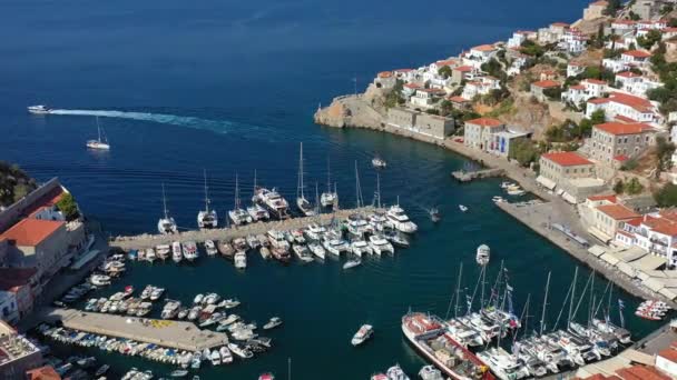 Veduta aerea della città vecchia di Idra e marina o porto marittimo, Grecia - drone videografia — Video Stock