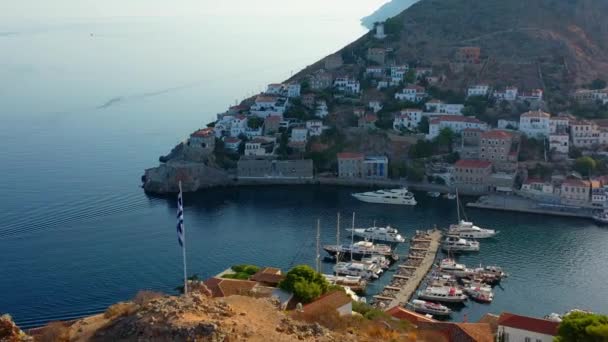 Вид с воздуха на старый город Гидры и пристань или морской порт, Греция - видеосъемка беспилотников — стоковое видео