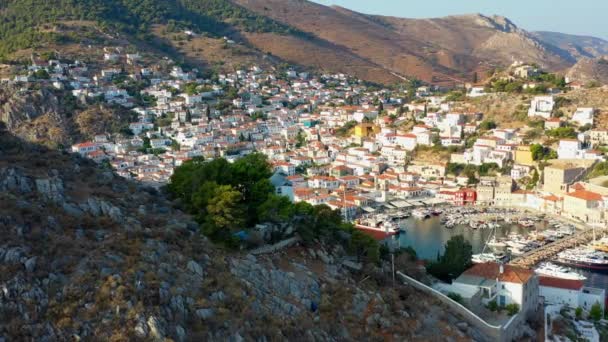 Vista aérea del casco antiguo de Hydra y del puerto deportivo o marítimo, Grecia - videografía de drones — Vídeo de stock