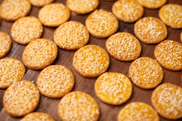 Kaas koekjes op houten achtergrond — Stockfoto