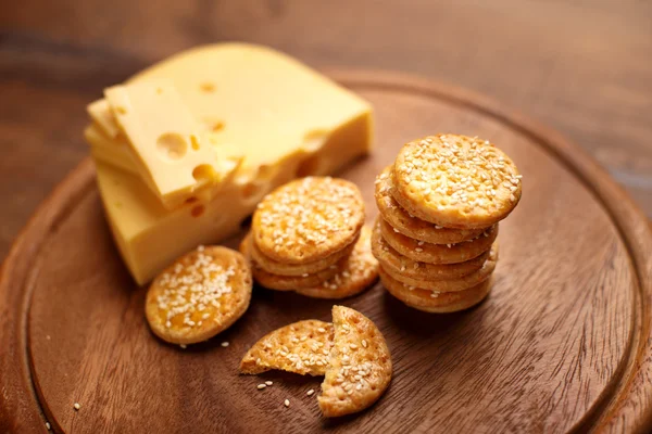 Galletas de queso sobre fondo de madera —  Fotos de Stock