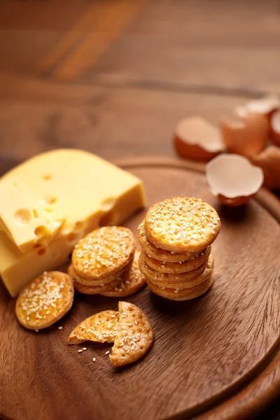 Kaas koekjes op houten achtergrond — Stockfoto