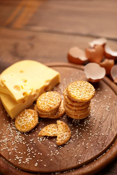 Kaas koekjes op houten achtergrond — Stockfoto