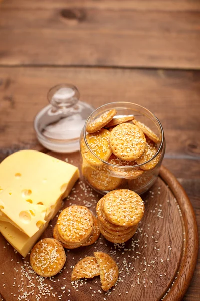 Kaas koekjes op houten achtergrond — Stockfoto