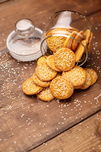 Galletas de queso sobre fondo de madera — Foto de Stock