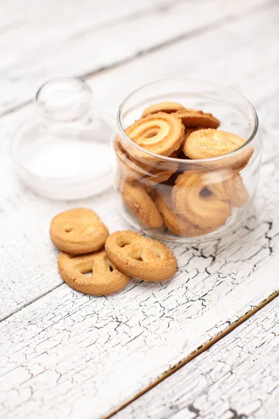 Bisquits na dřevěné pozadí — Stock fotografie