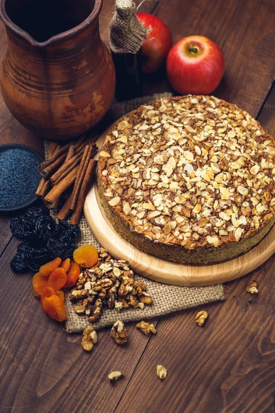 Torta caseira com sementes de papoila e flocos de amêndoa — Fotografia de Stock