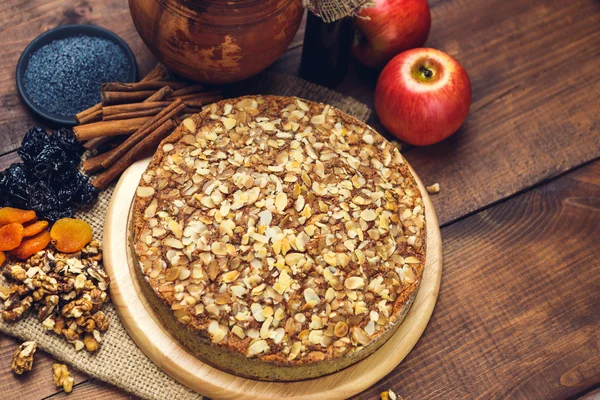 Torta caseira com sementes de papoila e flocos de amêndoa — Fotografia de Stock