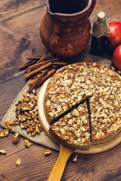 Torta caseira com sementes de papoila e flocos de amêndoa — Fotografia de Stock