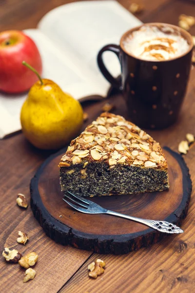 Torta caseira com sementes de papoila e flocos de amêndoa — Fotografia de Stock