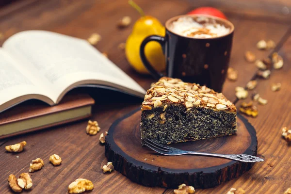 Torta caseira com sementes de papoila e flocos de amêndoa — Fotografia de Stock