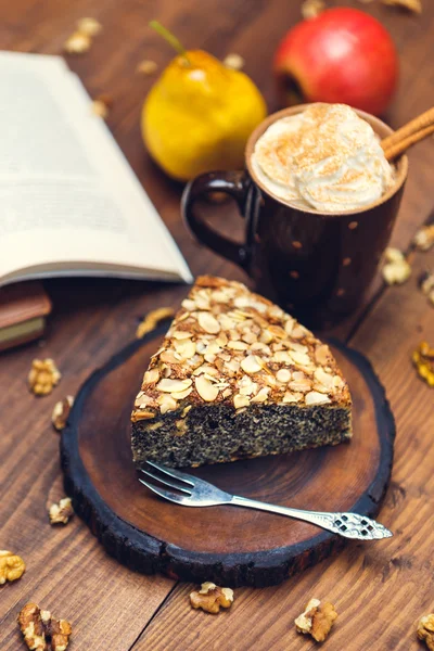 Torta caseira com sementes de papoila e flocos de amêndoa — Fotografia de Stock