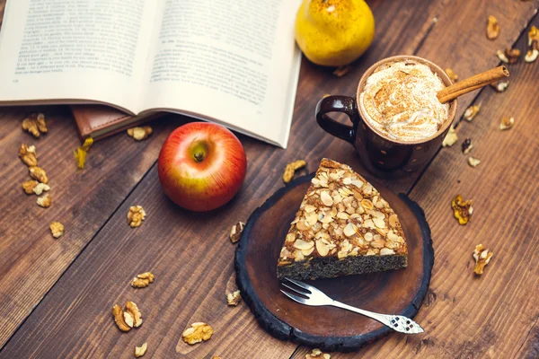 Torta caseira com sementes de papoila e flocos de amêndoa — Fotografia de Stock