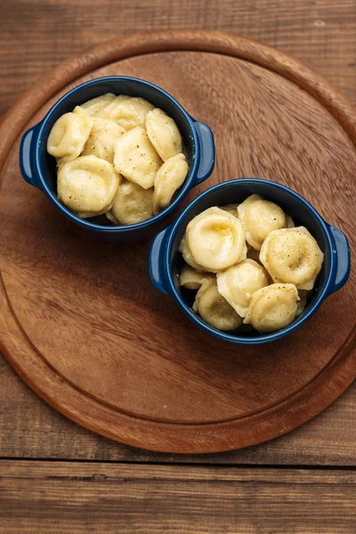 Gnocchi di carne - pelmeni bolliti russi in piatto — Foto Stock