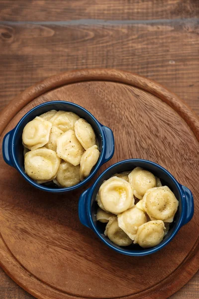 Gnocchi di carne - pelmeni bolliti russi in piatto — Foto Stock