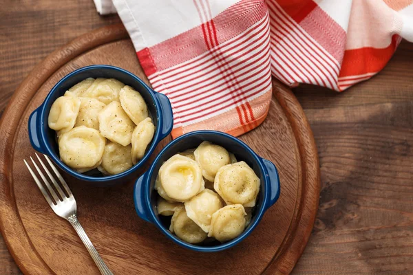 Gnocchi di carne - pelmeni bolliti russi in piatto — Foto Stock