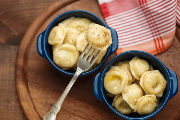 Gnocchi di carne - pelmeni bolliti russi in piatto — Foto Stock