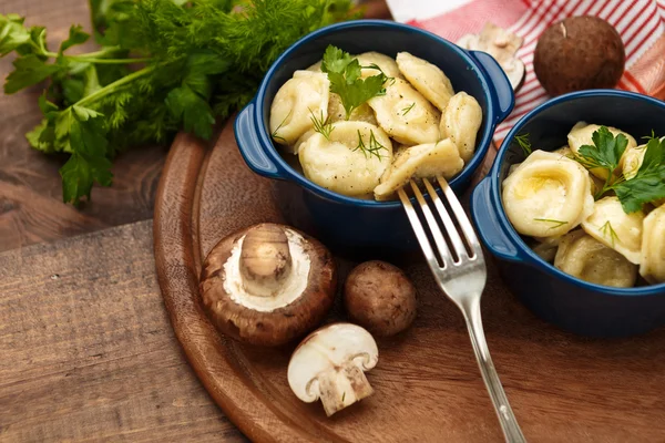 Bolinhos de carne - pelmeni fervido russo na chapa — Fotografia de Stock