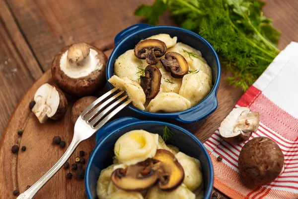 Meat Dumplings - russian boiled pelmeni in plate — Stock Photo, Image