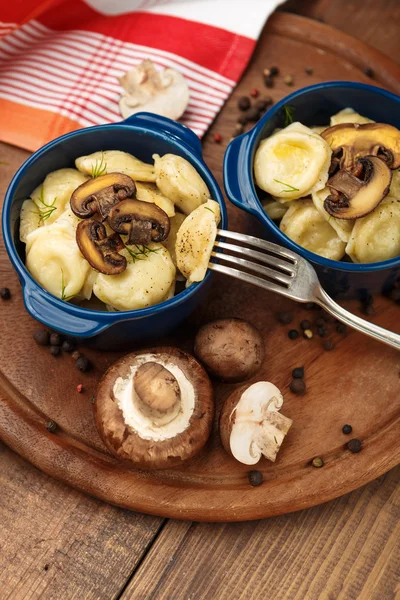 Meat Dumplings - russian boiled pelmeni in plate — Stock Photo, Image