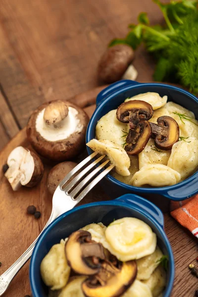 Albóndigas de carne - pelmeni hervido ruso en plato —  Fotos de Stock