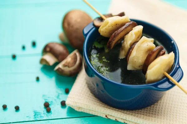 Albóndigas de carne - pelmeni hervido ruso en plato —  Fotos de Stock