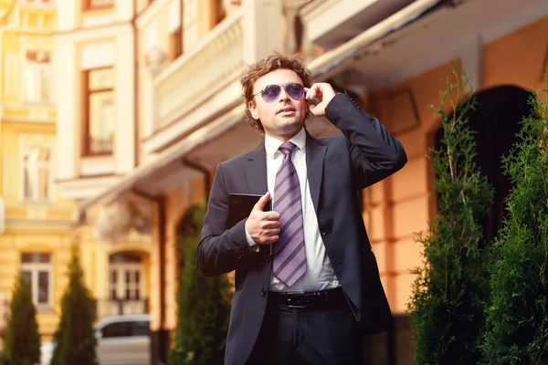 Bello maturo uomo d'affari all'aperto — Foto Stock