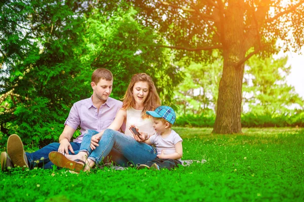 Familie - genieten van het leven samen — Stockfoto