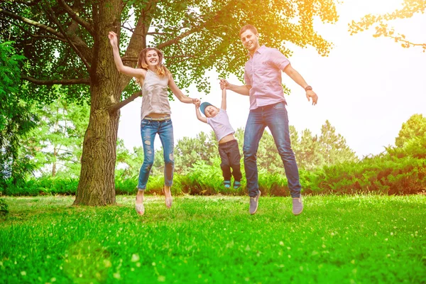 Familie - genieten van het leven samen — Stockfoto