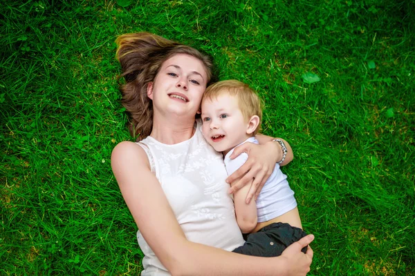 Schattig vrolijk kind met moeder spelen buiten — Stockfoto