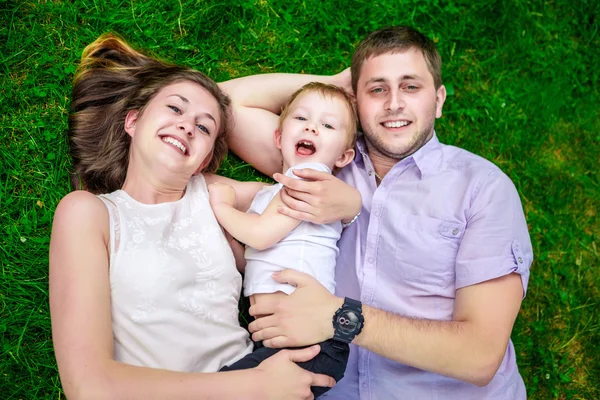 Familia - disfrutar de la vida juntos —  Fotos de Stock