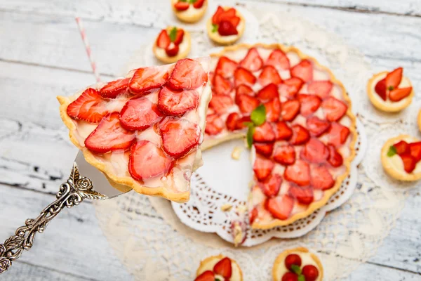 Zelfgemaakte aardbei taart — Stockfoto