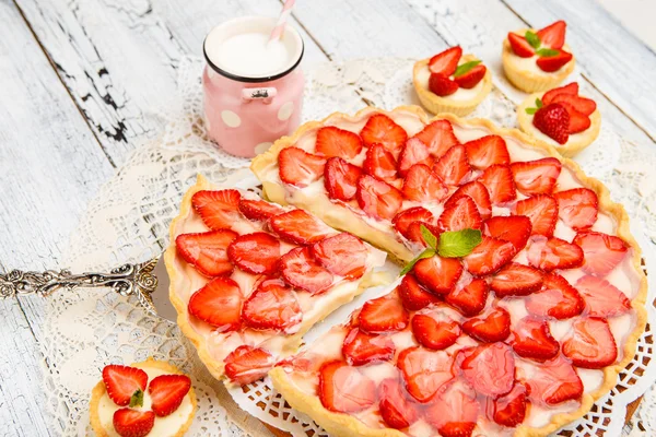 Gâteau aux fraises fait maison — Photo