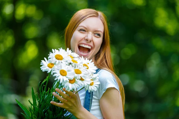 Bella sorridente giovane donna dai capelli rossi — Foto Stock