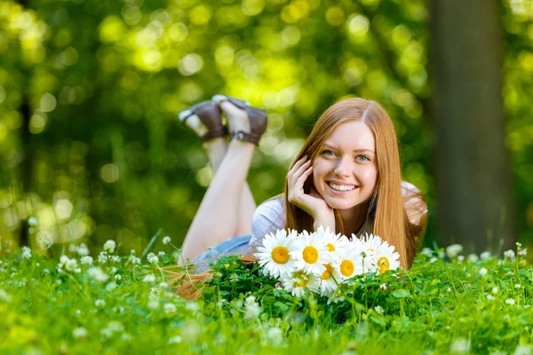 Bella sorridente giovane donna dai capelli rossi — Foto Stock