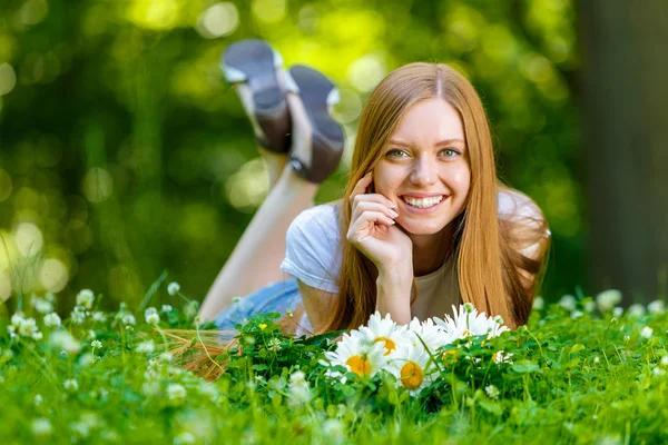 Bella sorridente giovane donna dai capelli rossi — Foto Stock