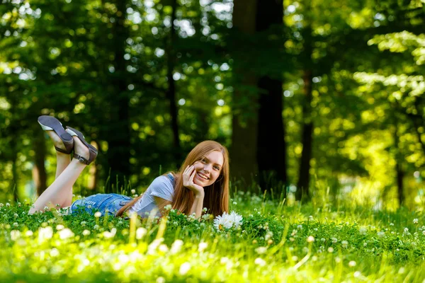 Bonita sorridente ruiva jovem mulher — Fotografia de Stock