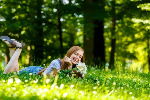 Bonita sorridente ruiva jovem mulher — Fotografia de Stock