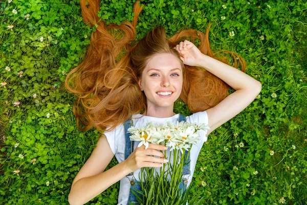 Bella sorridente giovane donna dai capelli rossi — Foto Stock