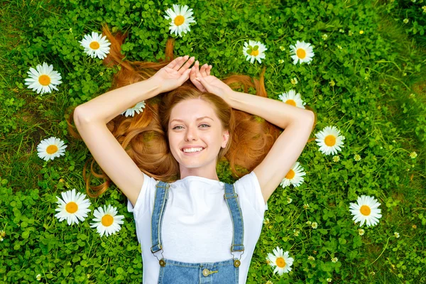 Bonita sorridente ruiva jovem mulher — Fotografia de Stock