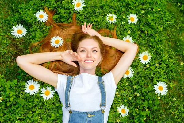 Bella sorridente giovane donna dai capelli rossi — Foto Stock