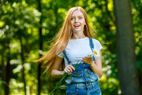 Bella sorridente giovane donna dai capelli rossi — Foto Stock