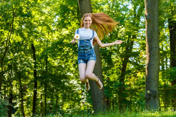 Hermosa sonriente joven pelirroja — Foto de Stock