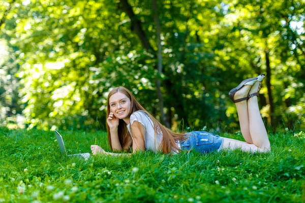 Mooie lachende roodharige jonge vrouw — Stockfoto