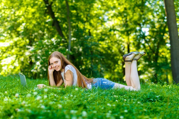 Mooie lachende roodharige jonge vrouw — Stockfoto