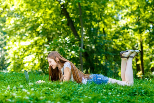 Kızıl saçlı genç gülümseyen güzel — Stok fotoğraf