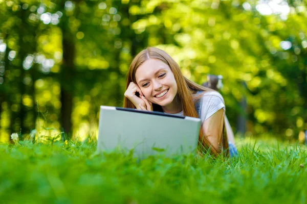 Hermosa sonriente joven pelirroja — Foto de Stock