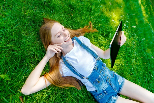 Mooie lachende roodharige jonge vrouw — Stockfoto